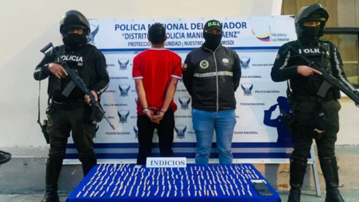 Policía aprehende a presunto miembro de Los Lobos con droga en el centro de Quito