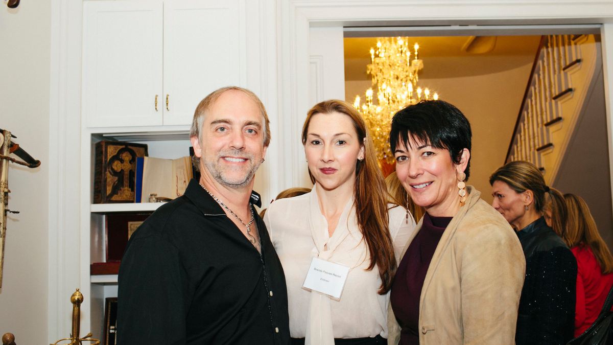 Ghislaine Maxwell en un evento social realizado años antes de su juicio por el caso Epstein.