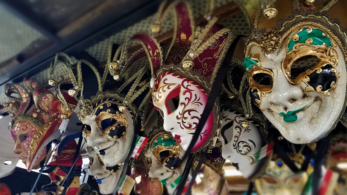 Referencial. Coloridas máscaras venecianas en exhibición, símbolo de las celebraciones de Carnaval 2026 en Ecuador.