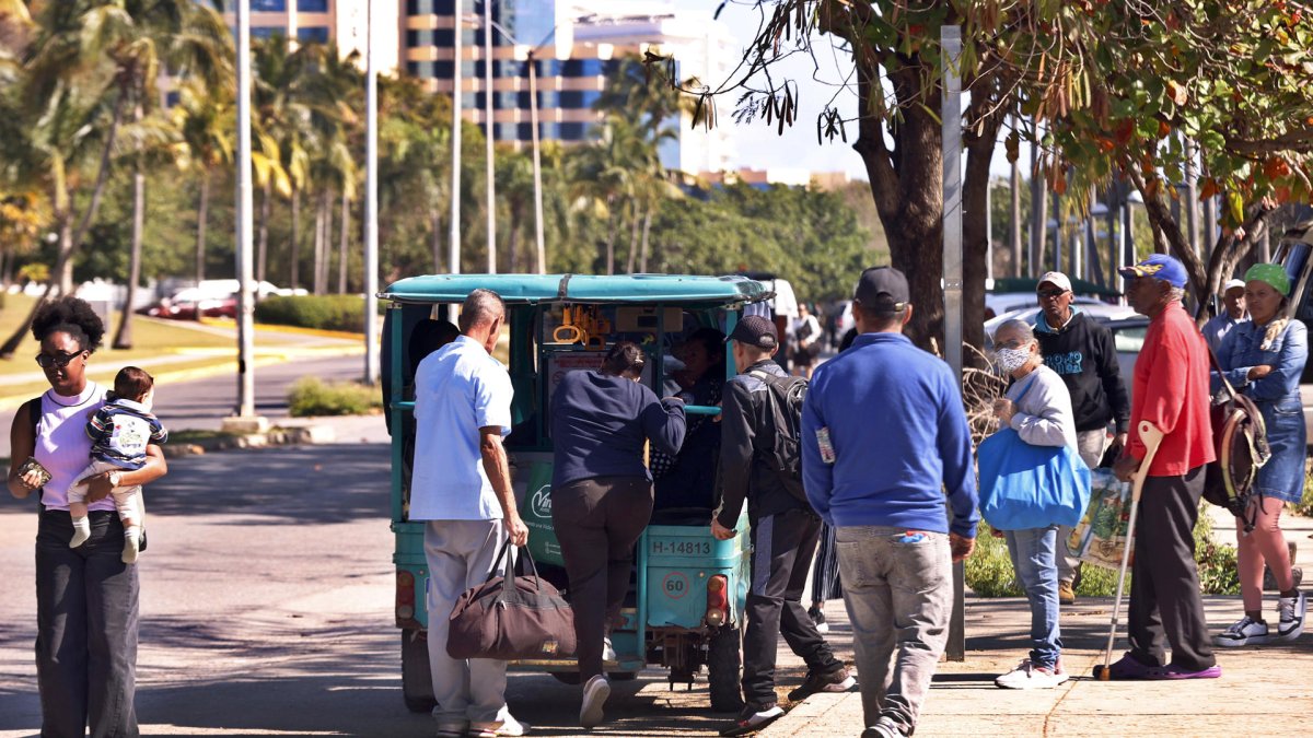 Personas suben a un vehículo eléctrico este lunes, 9 de febrero de 2026, en La Habana (Cuba).