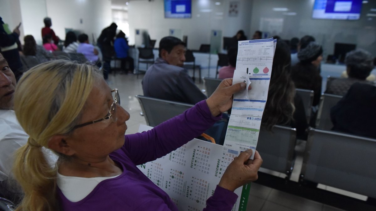 Ciudadanos expresan su inconformidad por el incremento en las planillas de agua, donde ahora se cobra la tasa de basura.