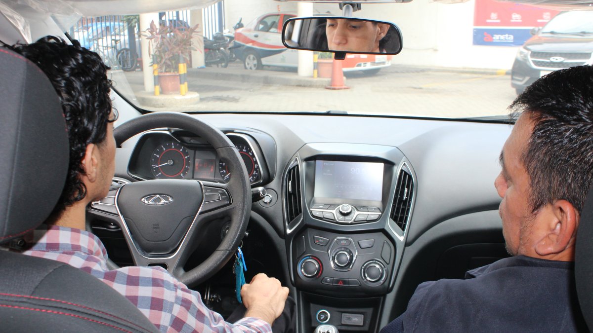 Una foto referencial de un curso de conducción.