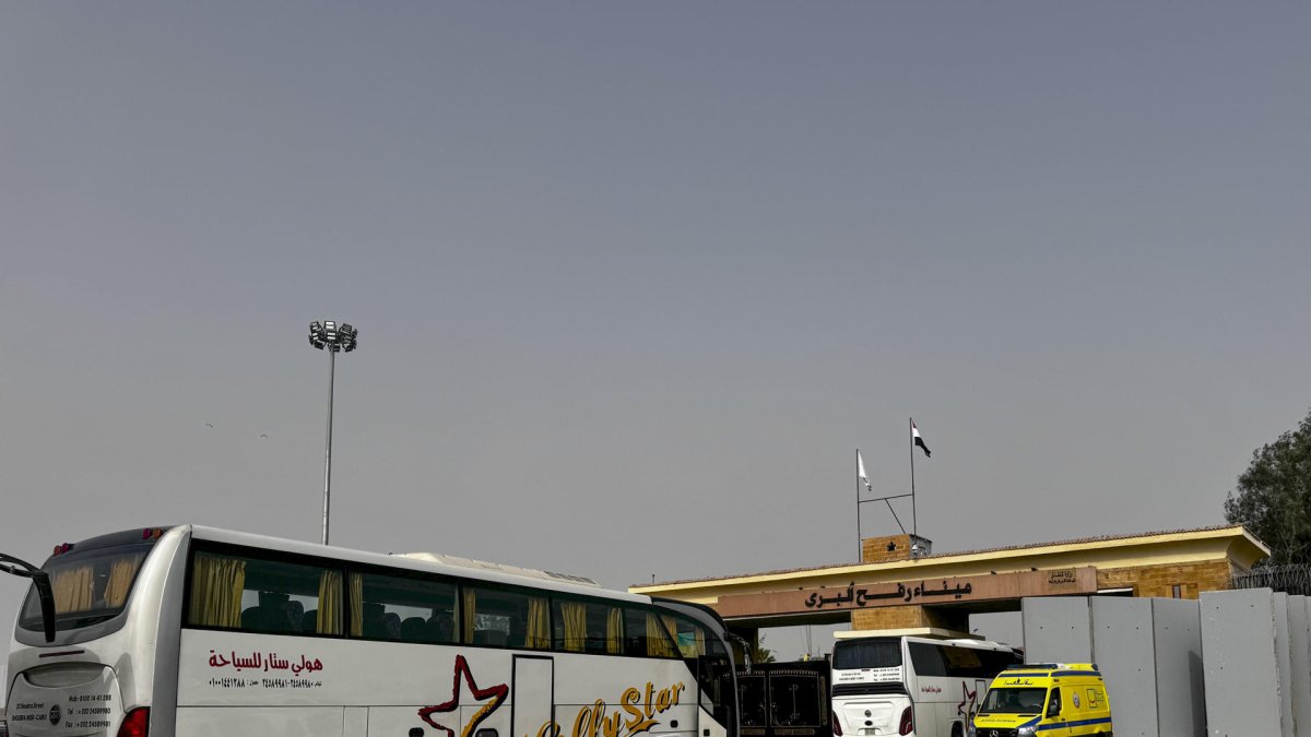 Vehículos en el paso fronterizo de Rafah entre Gaza y Egipto.