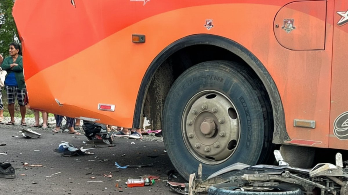 La moto quedó destrozada bajo el bus tras el choque que dejó dos fallecidos en la vía Cruce de Palmar - Colonche, en la provincia de Santa Elena.