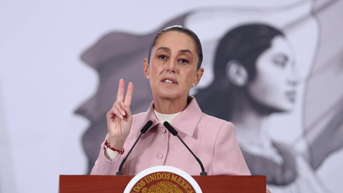 La presidenta de México, Claudia Sheinbaum, habla en una rueda de prensa este lunes, en el Palacio Nacional en Ciudad de México (México).