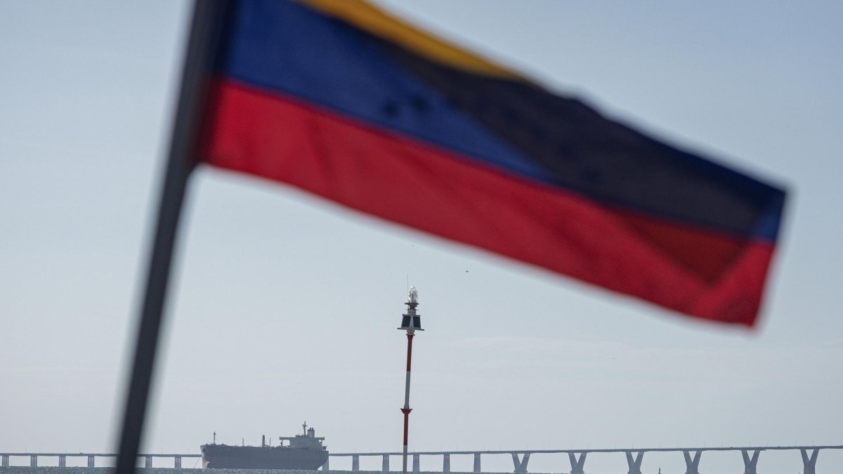 Fotografía de un barco que transporta petróleo en Maracaibo (Venezuela).