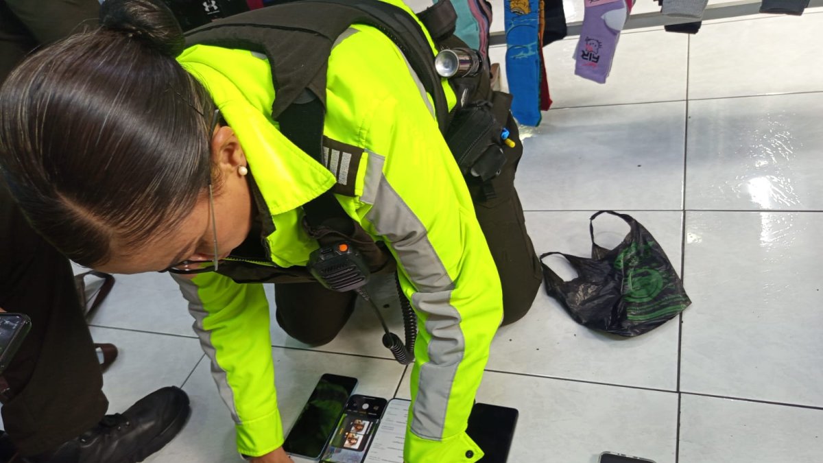 Operativo conjunto permitió detectar comercio irregular de dispositivos en La Marín, centro de Quito.