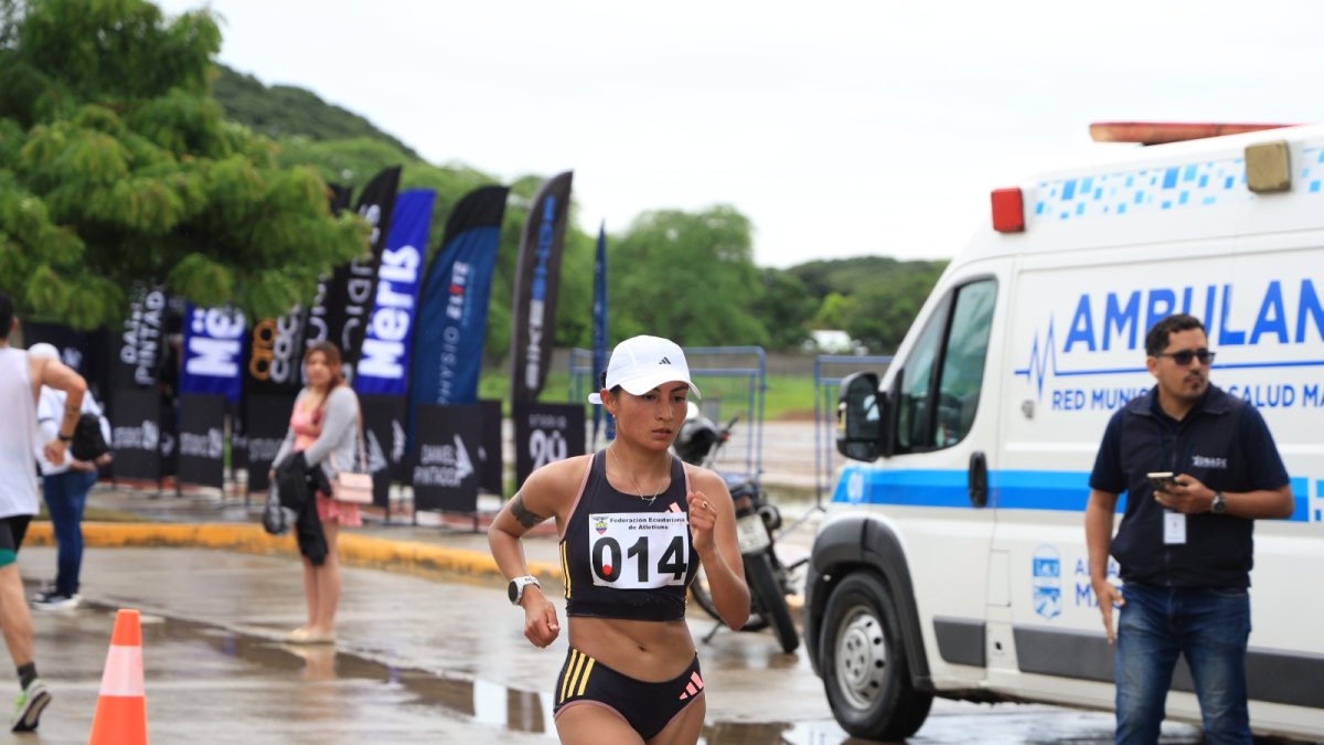 Paula Torres durante la carrera en la ciudad de Machala.