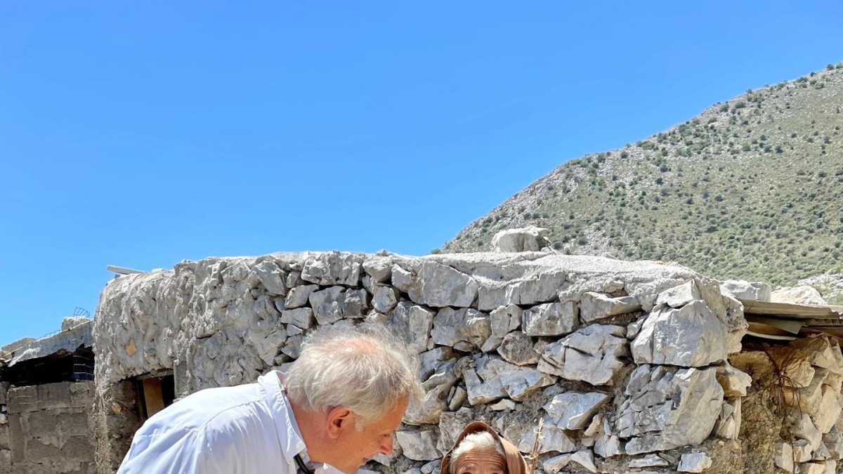 El miembro del equipo Anargyros Mariolis, director del Centro de Salud de Areopolis, ha establecido profundos lazos con la comunidad de Deep Maniot.