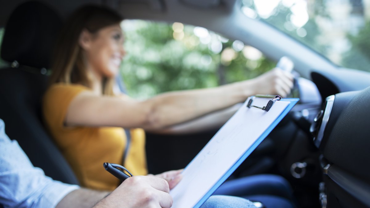 La Superintendencia de Competencia Económica sancionó a escuelas de conducción de Quito por prácticas que afectaron la libre competencia y a los usuarios.