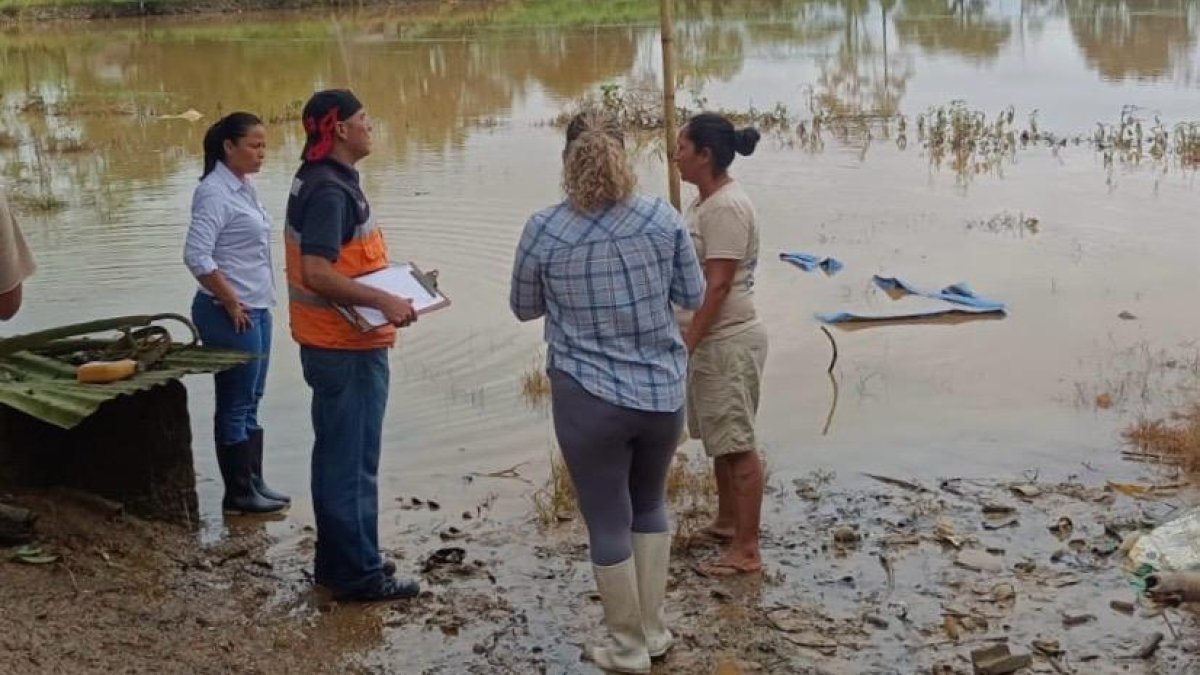 En el sector San Antonio de las Bastidas, la acumulación de agua ingresó a tres viviendas y los dejó en alerta.