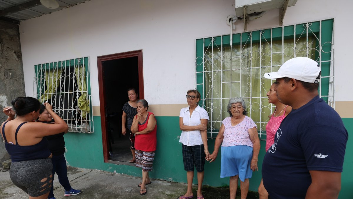 Angustia. Habitantes de la cooperativa Florida I, Guasmo Sur, desconocen si ellos serán o no expropiados de sus viviendas. Ellos piden que el MIT socialice el proyecto vial.