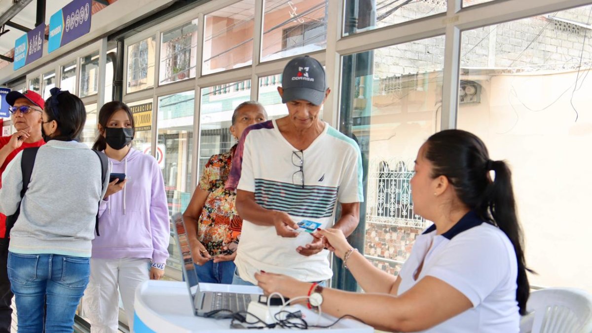 Para retirar la tarjeta: cédula de identidad (mayores y con discapacidad) y cédula + certificado de matrícula (estudiantes).