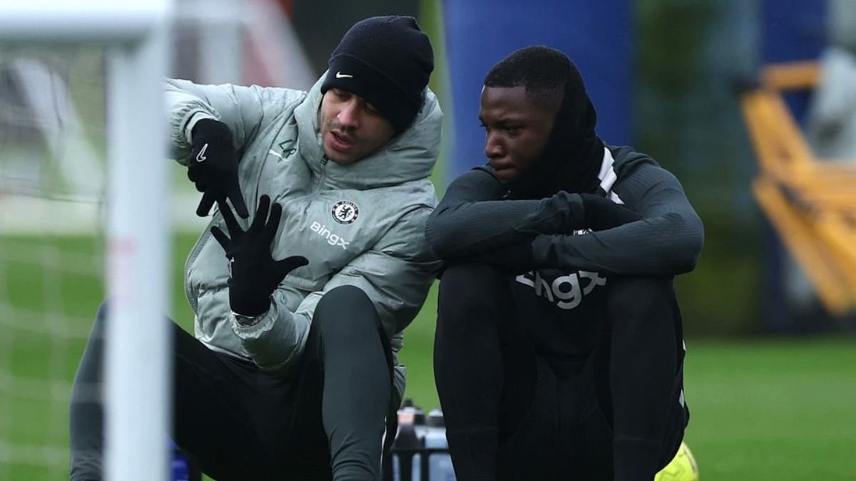 Ell inglés Liam Rosenior es el entrenador de Moisés Caicedo.