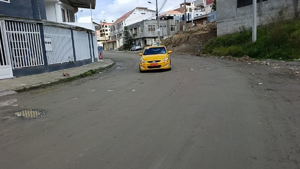Los baches y las calles sin asfaltar complican la circulación en el barrio Samana, al sur de Loja.
