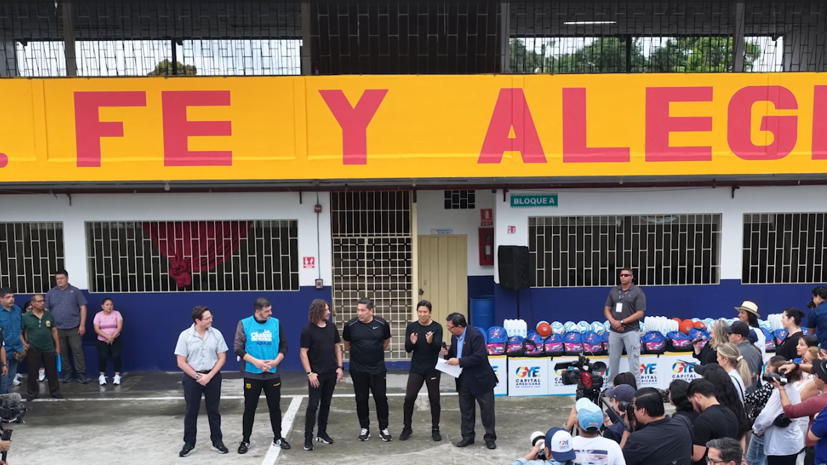 Carles Puyol participó en un partido de exhibición junto a estudiantes de la Unidad Educativa Fe y Alegría.