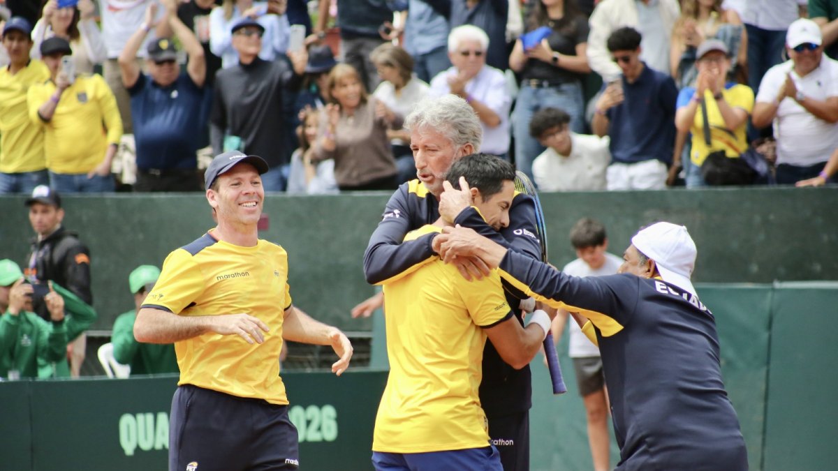 El capitán del equipo nacional de Copa Davis, Raúl Viver (c) abraza al tenista Gonzalo Escobar, tras derrotar a Australia por 3-1