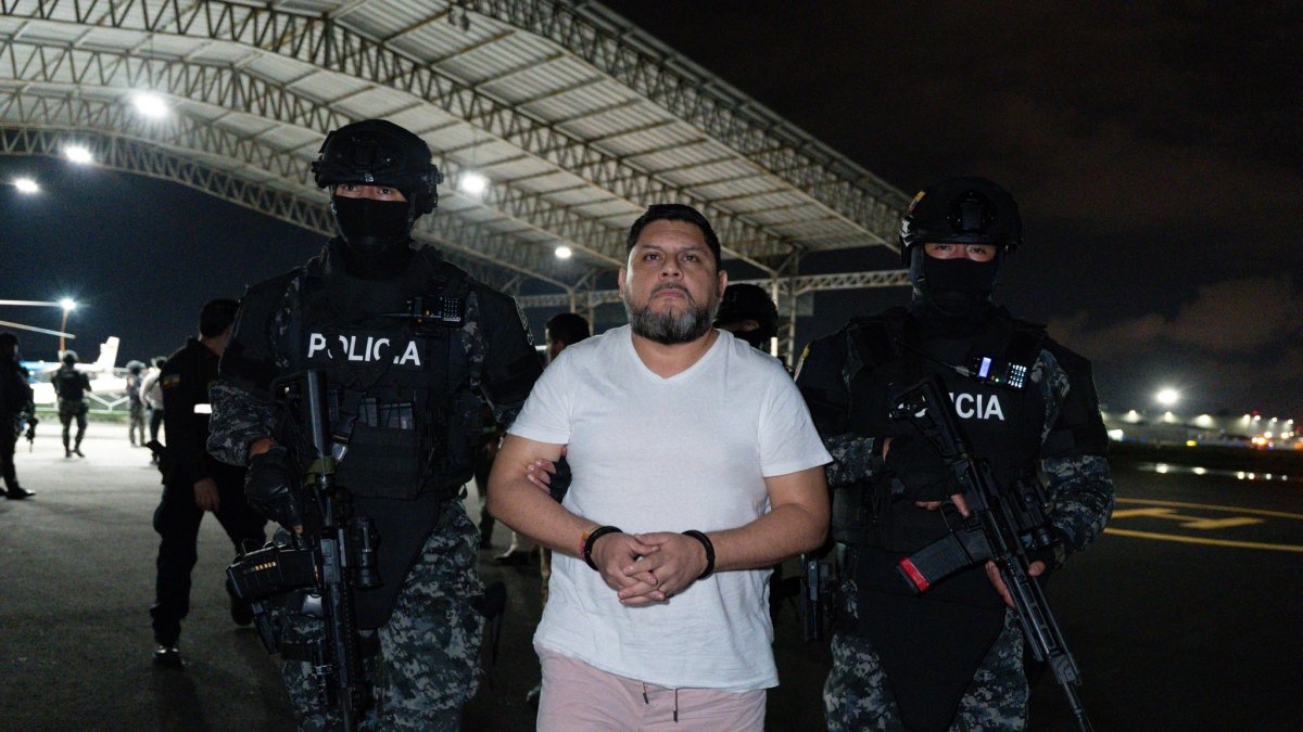 Leonardo Cortázar extraditado desde Panamá y trasladado hacia la Cárcel del Encuentro en Ecuador.