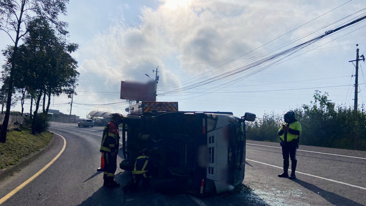 Un camión se volcó la mañana de este 10 de febrero de 2026 en la av. Simón Bolívar.