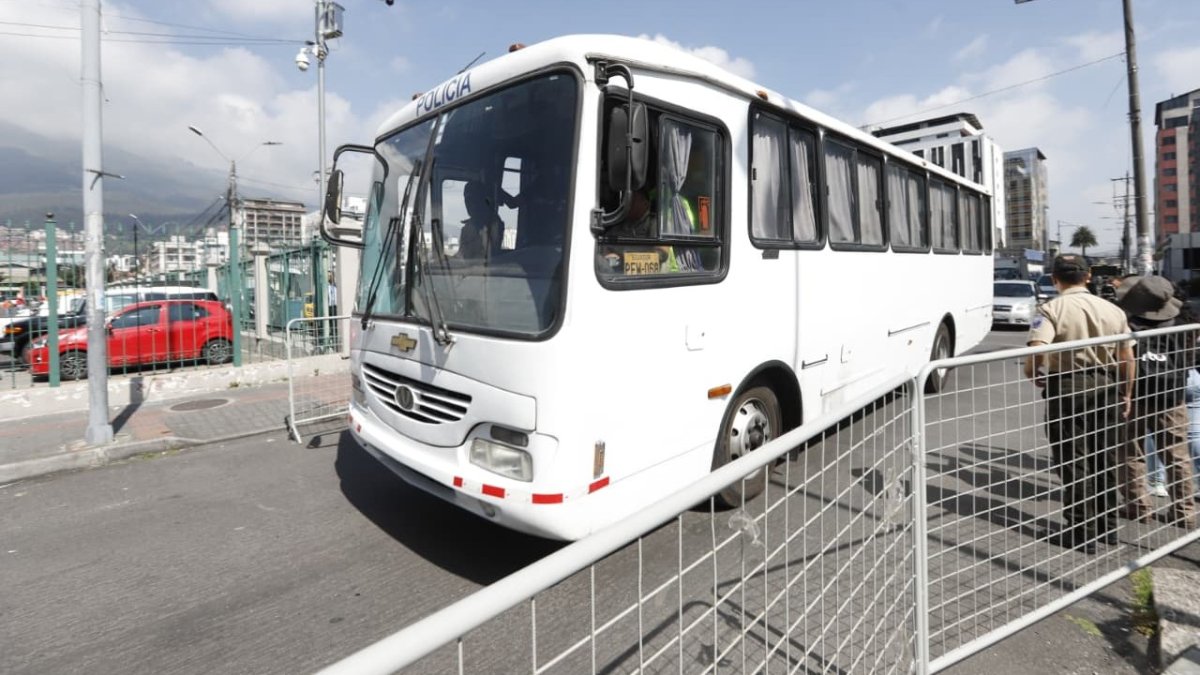 Un bus escoltado por la Policía llegó con los procesados por el caso Goleada a la Unidad Anticorrupción de Quito.