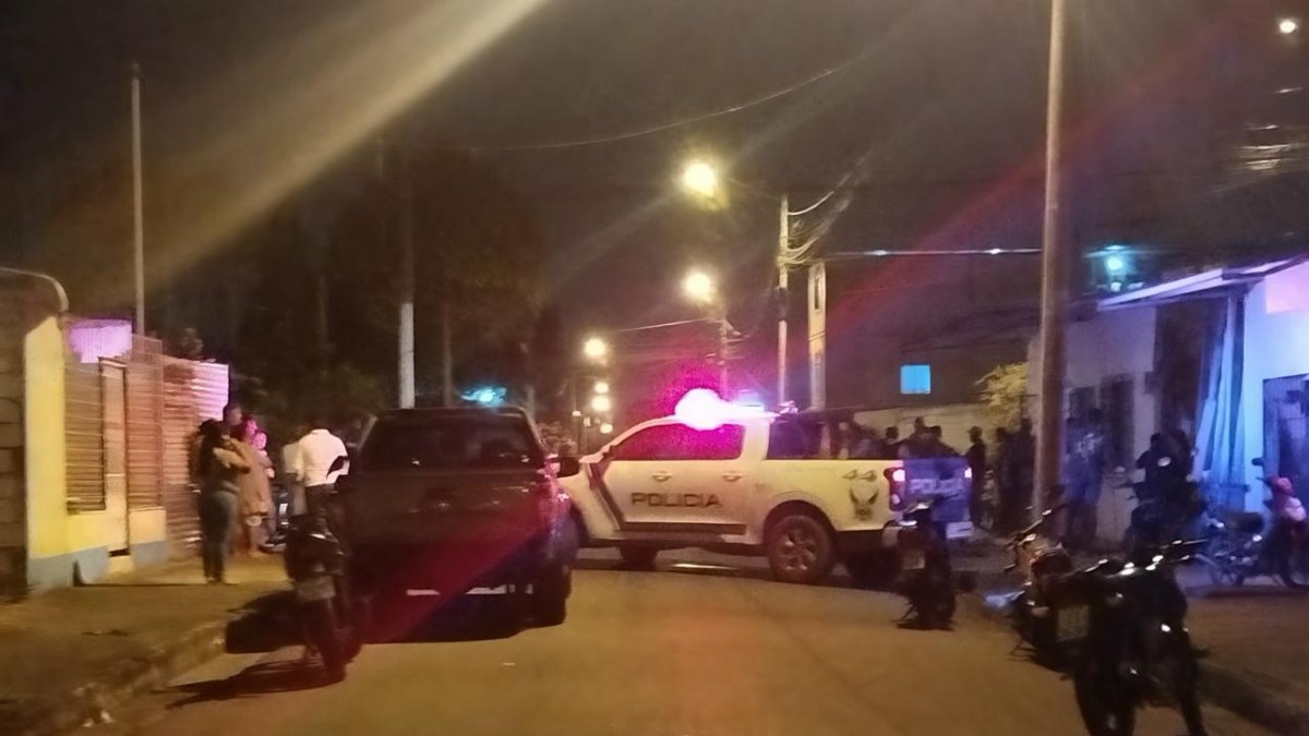 FOTOS

En Santa Rosa, tres personas fueron asesinadas afuera de una vivienda del barrio Orito.