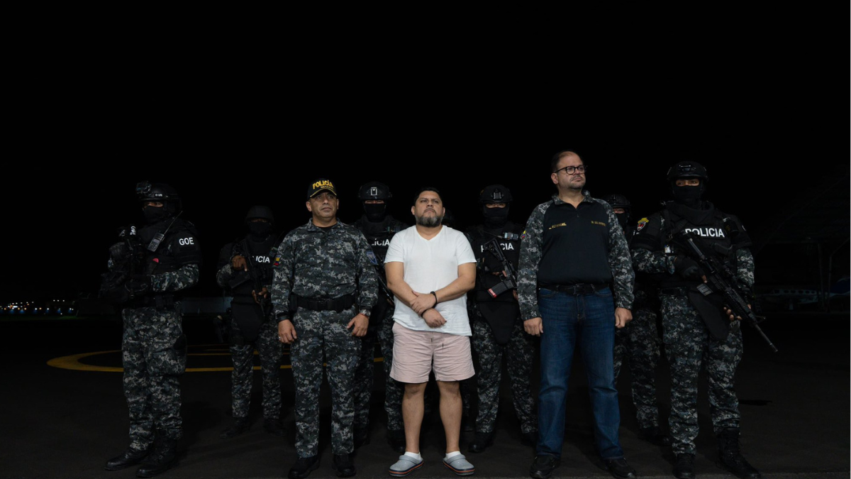 Leonardo Cortázar, implicado en el Caso Encuentro, llega extraditado a Ecuador bajo custodia policial para enfrentar la investigación de la Fiscalía por presunta corrupción.