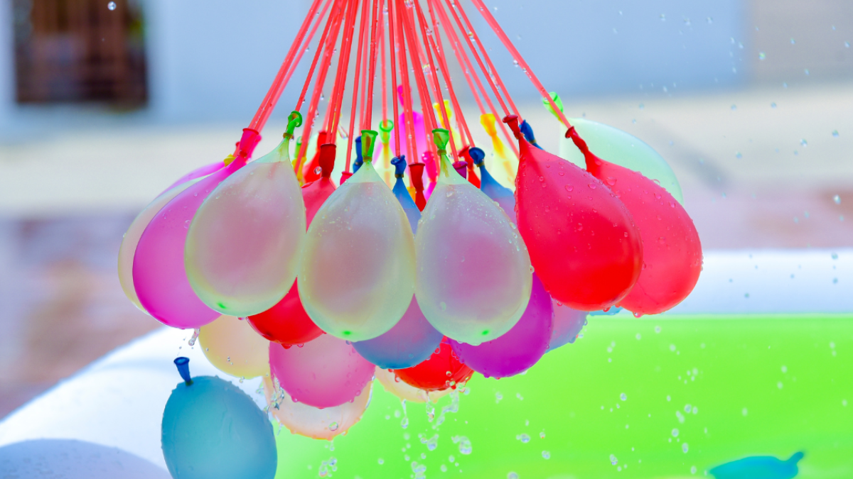 Globos de agua, protagonistas del Carnaval, cuya uso en Guayaquil y Quito está regulado por ordenanzas municipales con posibles sanciones.