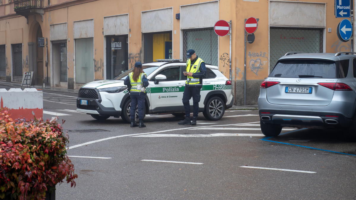 Referencial.La policía italiana resguarda la zona tras el asalto con explosivos a furgones blindados, un hecho que conmocionó al país.