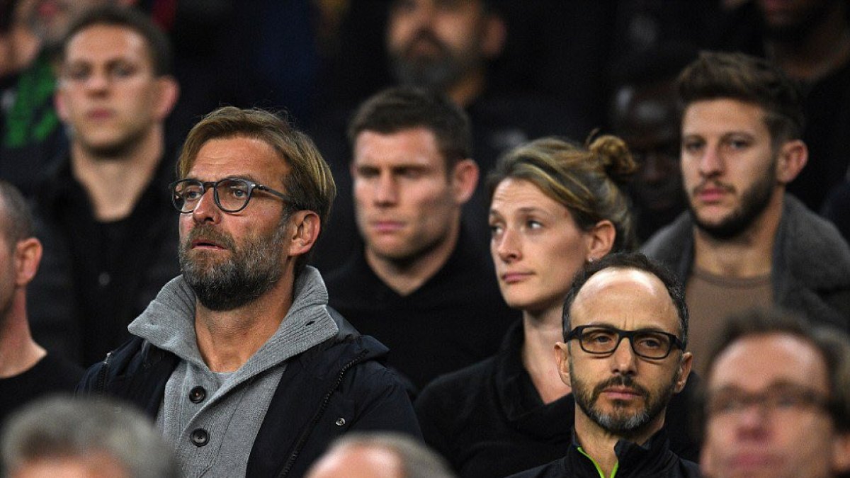 Jürgen Klopp (i) dirigió por última vez al Liverpool hace aproximadamente 2 años.