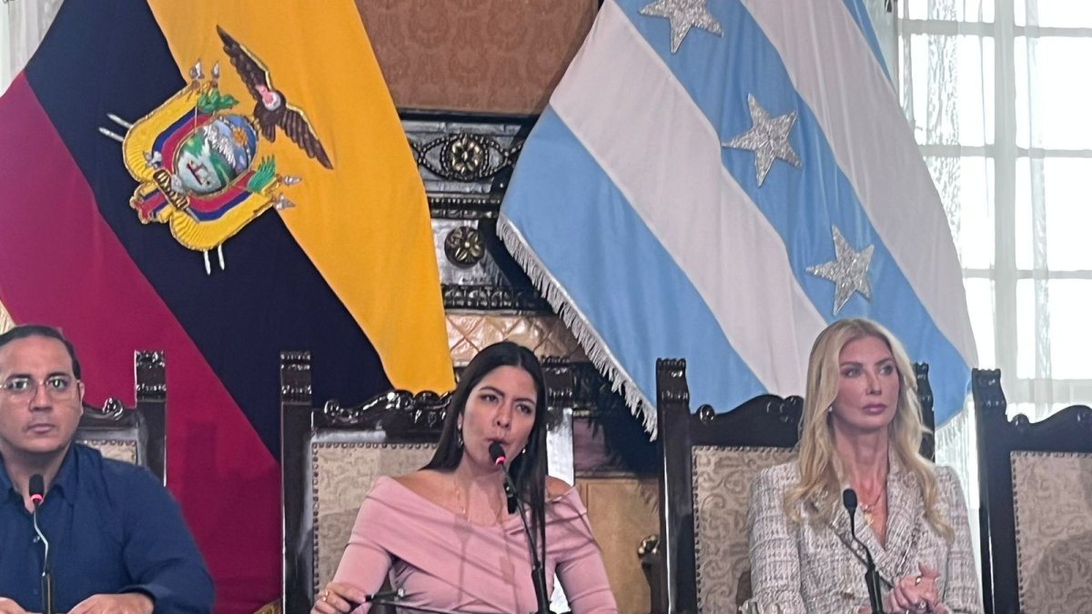 Tatiana Coronel, vicealcaldesa de Guayaquil, ofreció declaraciones junto a concejales que expresaron su respaldo al alcalde Aquiles Álvarez.
