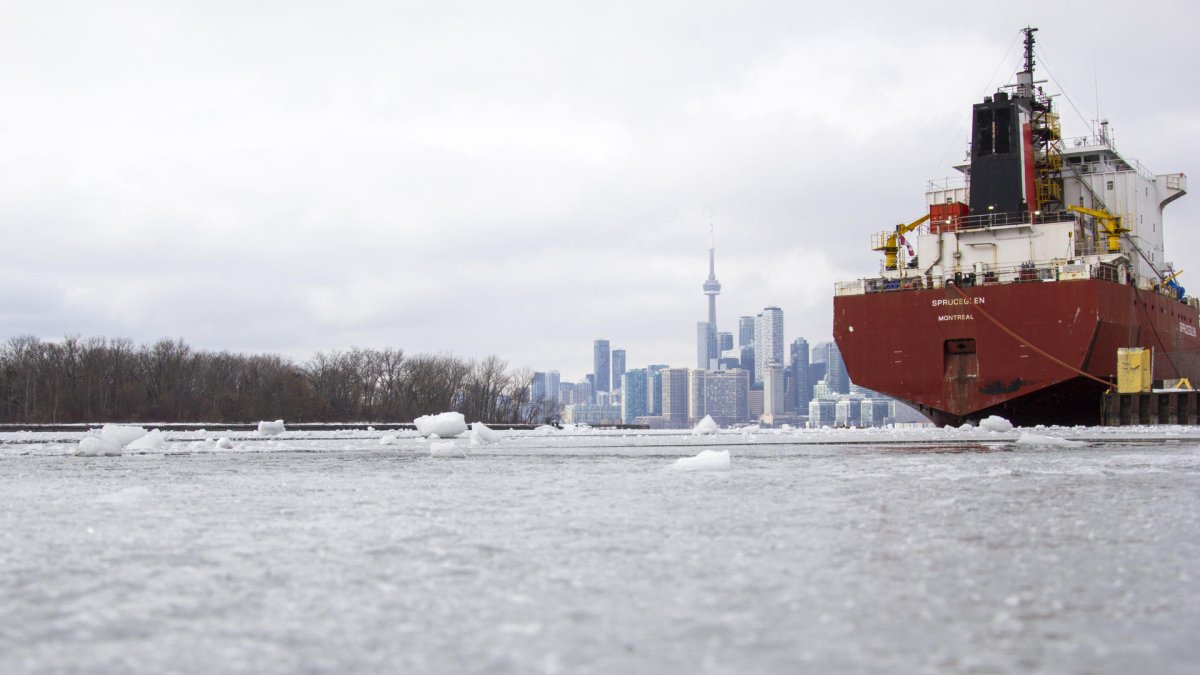 Un barco de carga atraviesa el congelado lago Ontario este lunes, en Toronto (Canadá).
