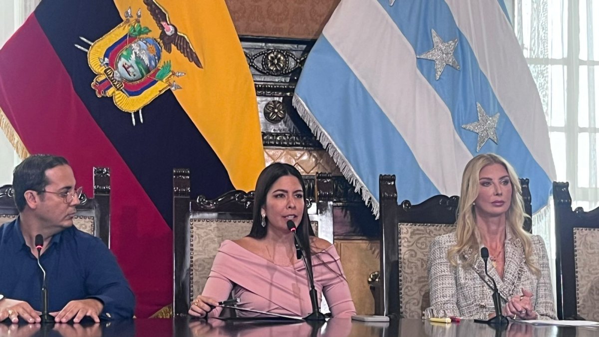 La vicealcaldesa de Guayaquil, Tatiana Coronel, ofreció declaraciones en el Salón de la Ciudad.