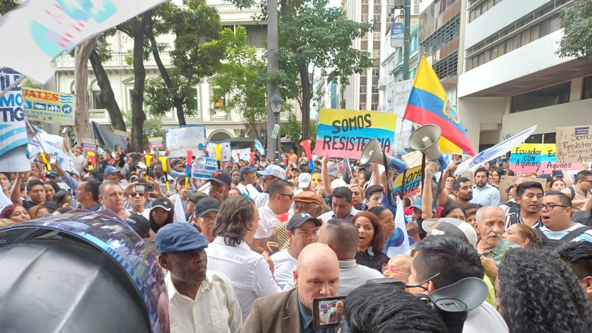 Simpatizantes del alcalde Aquiles Álvarez se concentran en los exteriores de la Fiscalía de La Merced, en Guayaquil, para expresar su respaldo tras su detención en el caso Goleada.