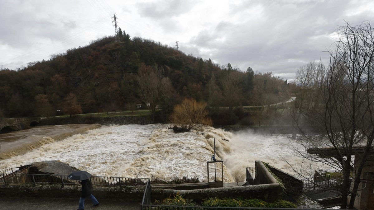 Cascada de la Trinidad de Arre con el río Ultzama a su paso por la localidad de Villava, en Navarra (norte de España).