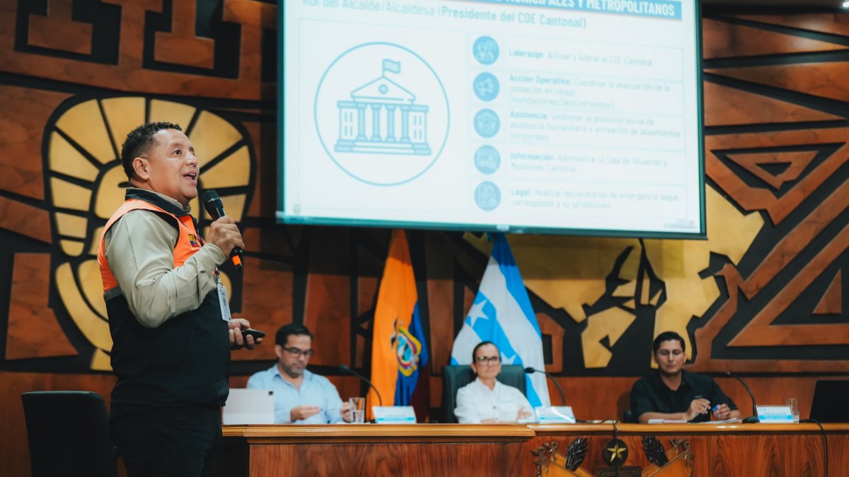 COE Provincial presidido por la prefecta Marcela Aguiñaga.