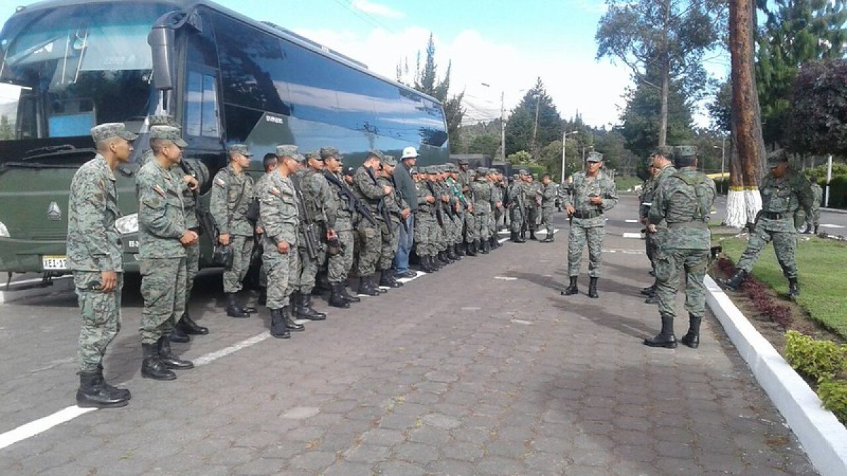El jefe del Comando Conjunto de las Fuerzas Armadas estableció filtros y evaluaciones para acreditar a medios en actos oficiales.