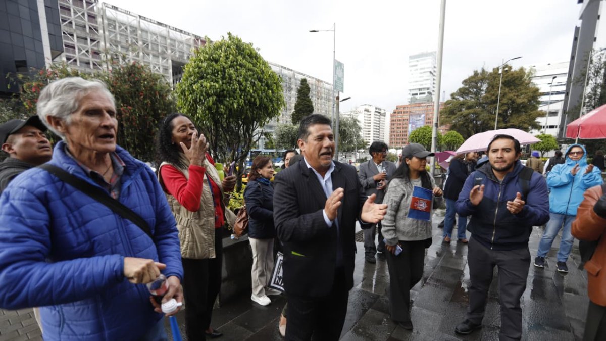 Asambleístas de la Revolución Ciudadana y simpatizantes del alcalde Aquiles Álvarez llegan al Complejo Judicial Norte de Quito para expresar su respaldo.