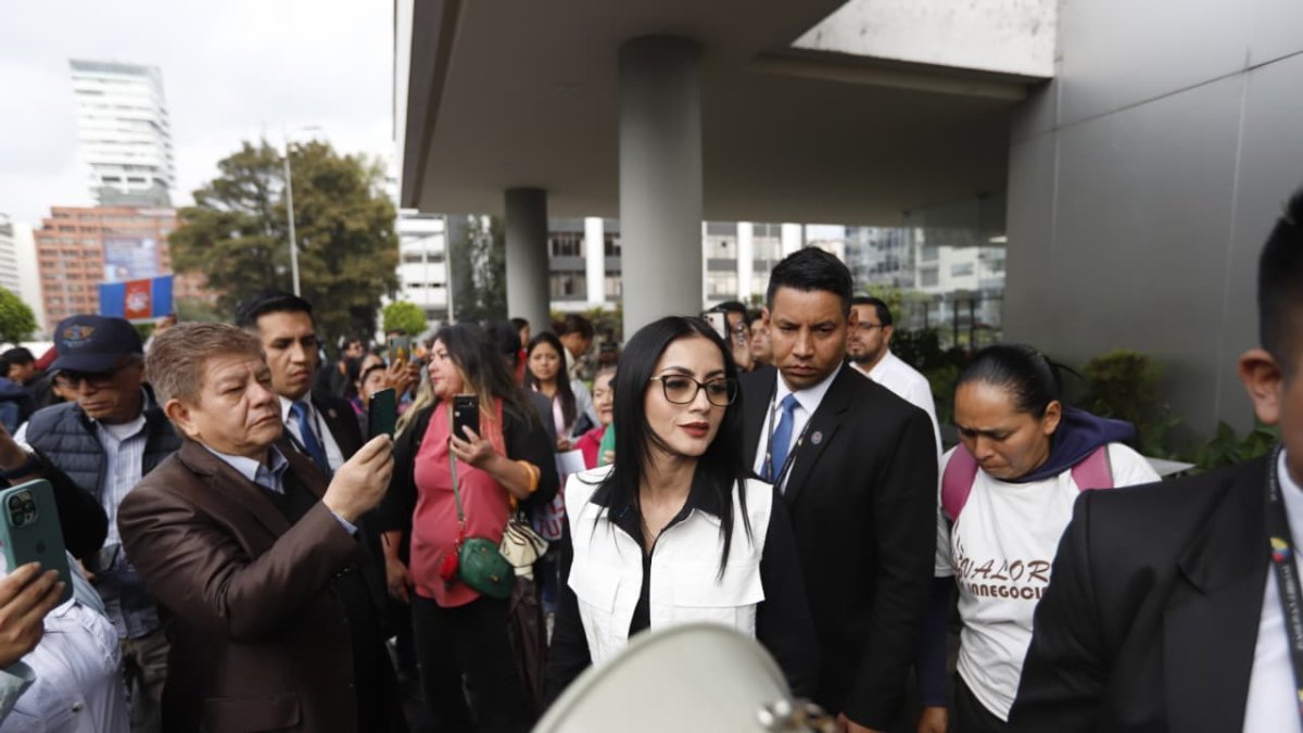 La asambleísta Viviana Veloz llega al Complejo Judicial Norte de Quito para expresar su respaldo al alcalde Aquiles Álvarez.