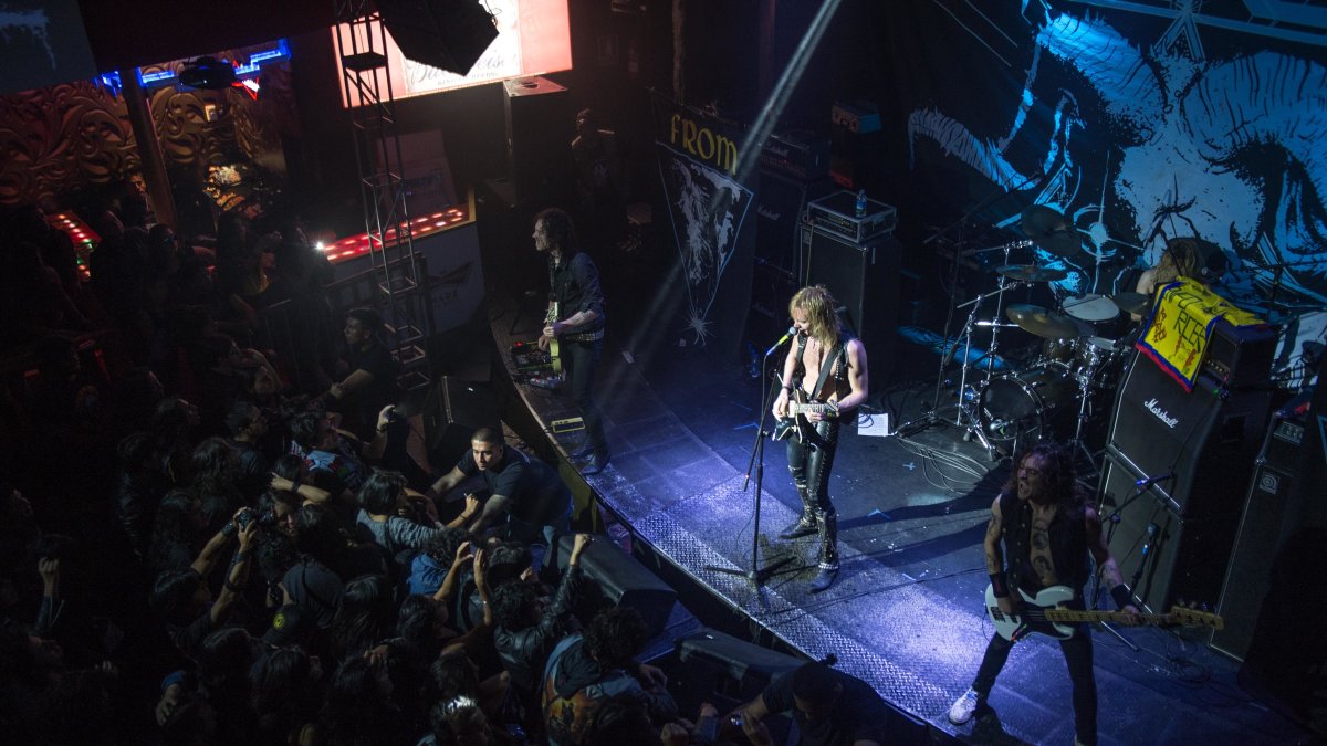 Los suecos Enforcer habían debutado ante 350 personas en 2016. Tres años después de eso presentaron un álbum en español.