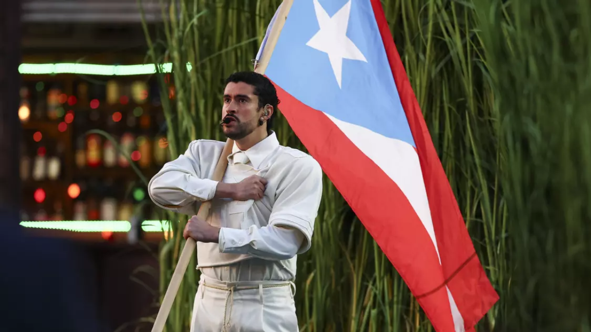 Martínez Ocasio alzando la bandera puertorriqueña durante el show de medio tiempo del Super Bowl.