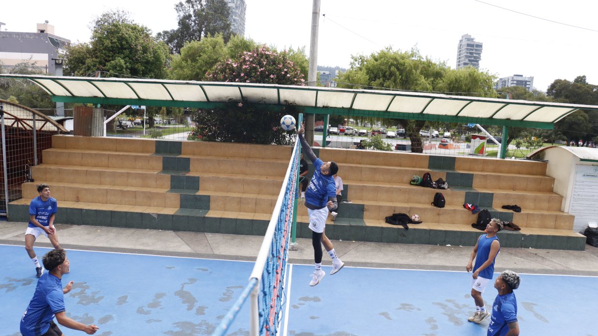 Stinky (c) es el líder de los Granaderos, que busca ser protagonista en la segunda edición de la Liga Nacional de Ecuavóley.