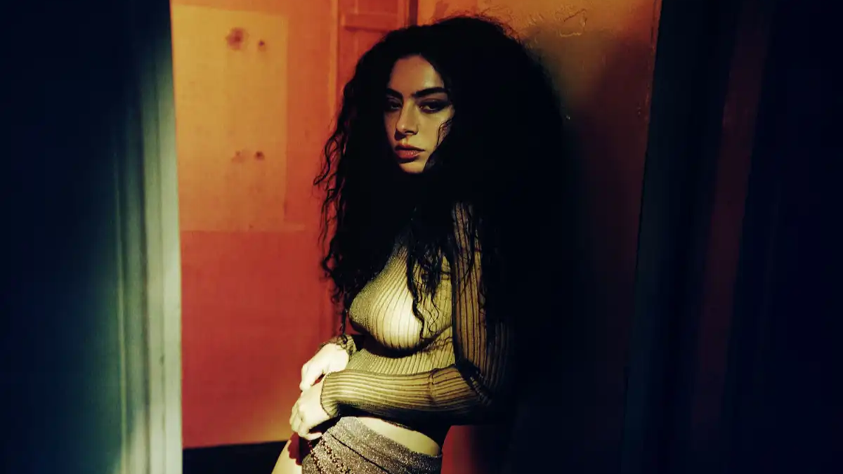 Después de una racha de éxito mediatico británica Charlotte Aitchison, conocida por su nombre artístico Charli xcx, cruza a una nueva disciplina artística.