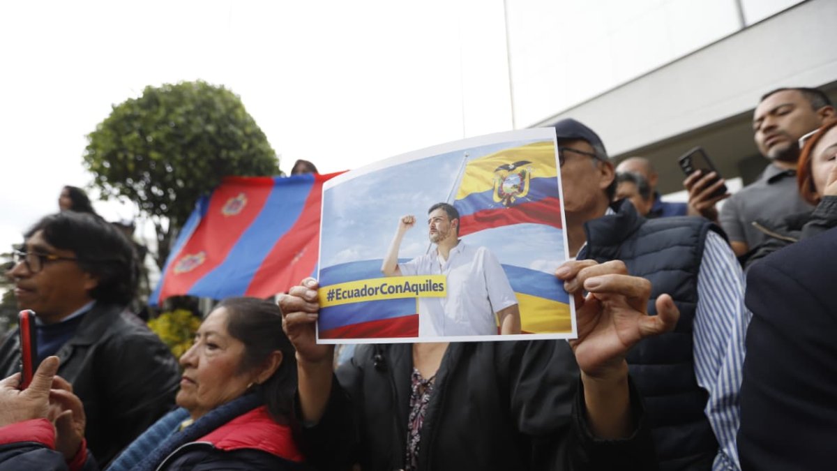 Simpatizantes del alcalde Aquiles Álvarez en los alrededores del Complejo Judicial Norte, en Quito