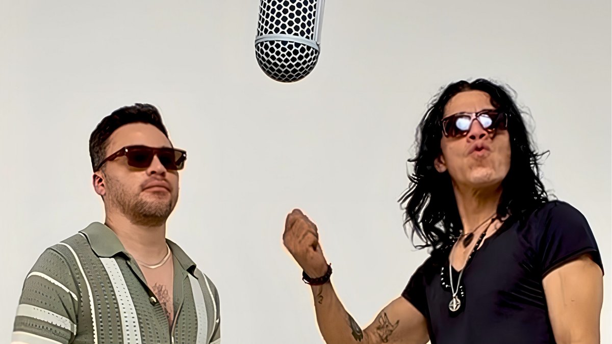 GUIllE (voces y guitarra) y José Antonio ‘Bulla’ Leiva (voces) durante las sesiones de grabación del nuevo video de FatKingBulla, 'No creo en amor'.