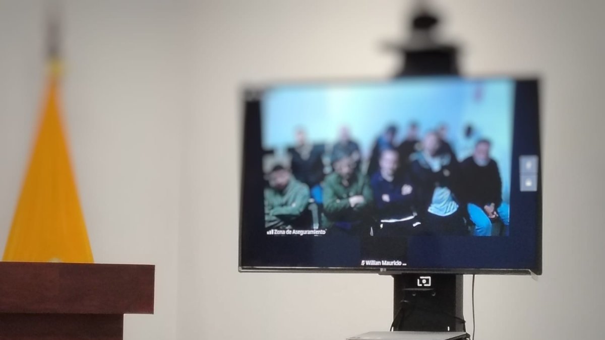 Aquiles Alvarez, el alcalde de Guayaquil, y otras diez personas personas siguen la audiencia.