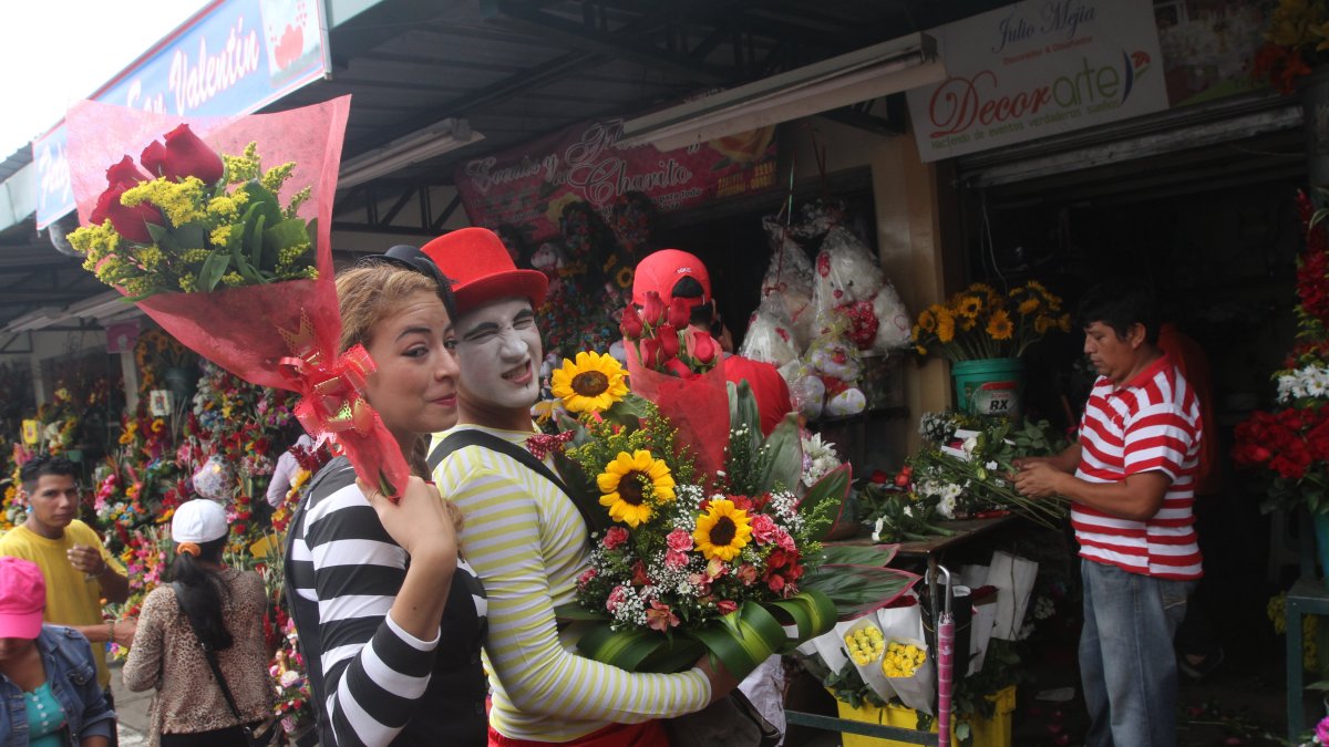 Mercado de las Flores en Guayaquil amplía horario por San Valentín.