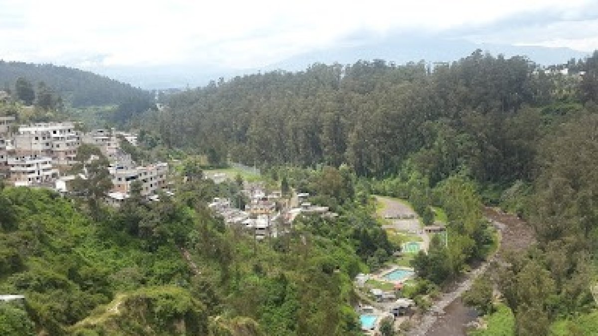 Los bomberos atendieron la emergencia en el Reservorio de Guangopolo.