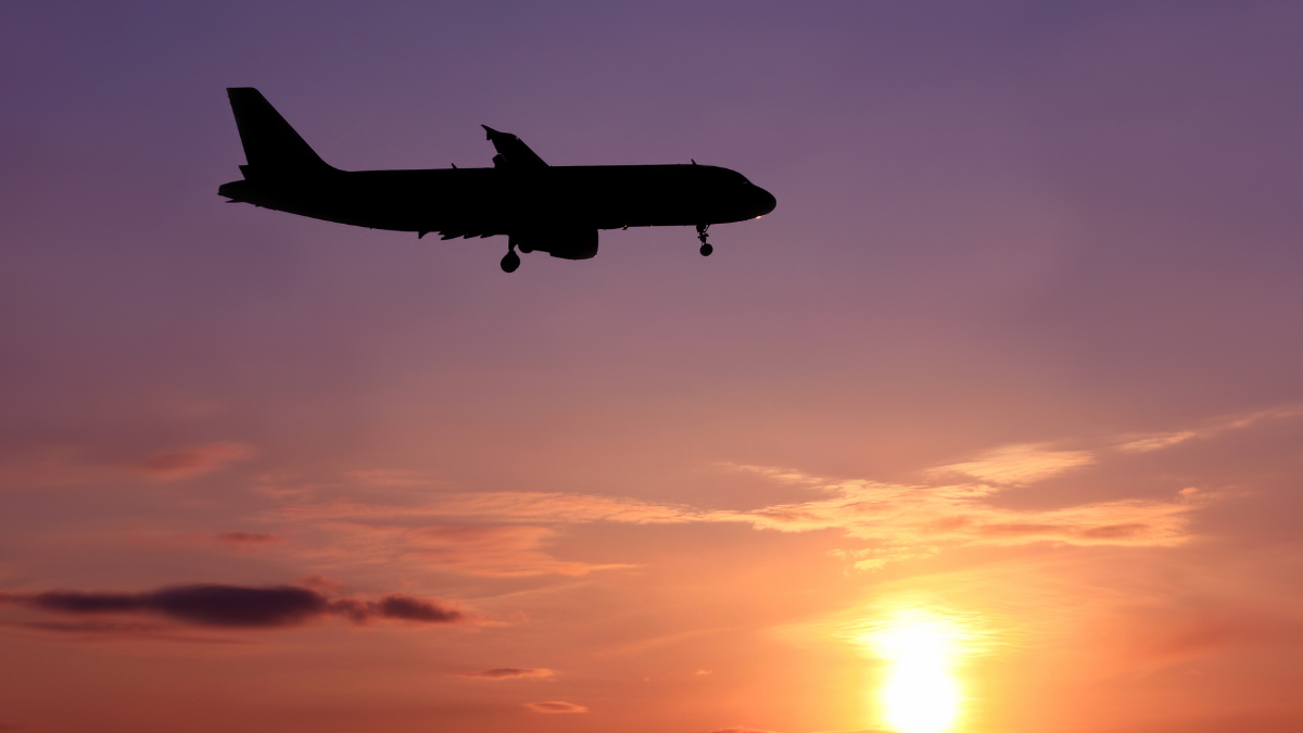 Referencial. Un avión comercial sobrevuela Texas, donde autoridades cerraron temporalmente el espacio aéreo tras la incursión de drones vinculados a cárteles mexicanos.