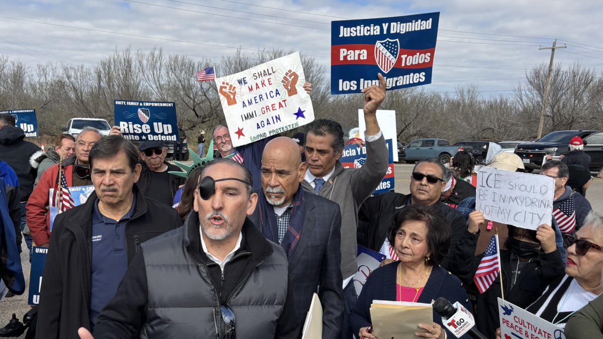 Personas durante una manifestación para exigir el fin de la detención de familias migrantes en Dilley, Texas (EE.UU.).