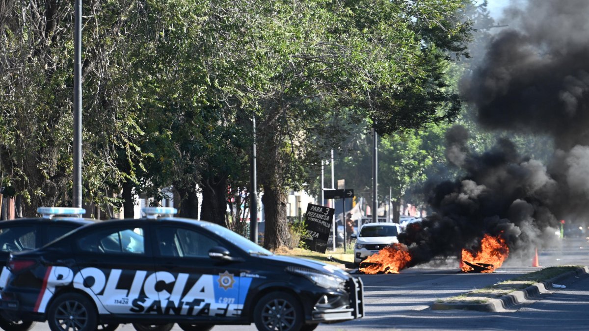 Vehículos de la policía cerrando una vía durante una manifestación en Rosario (Argentina).
